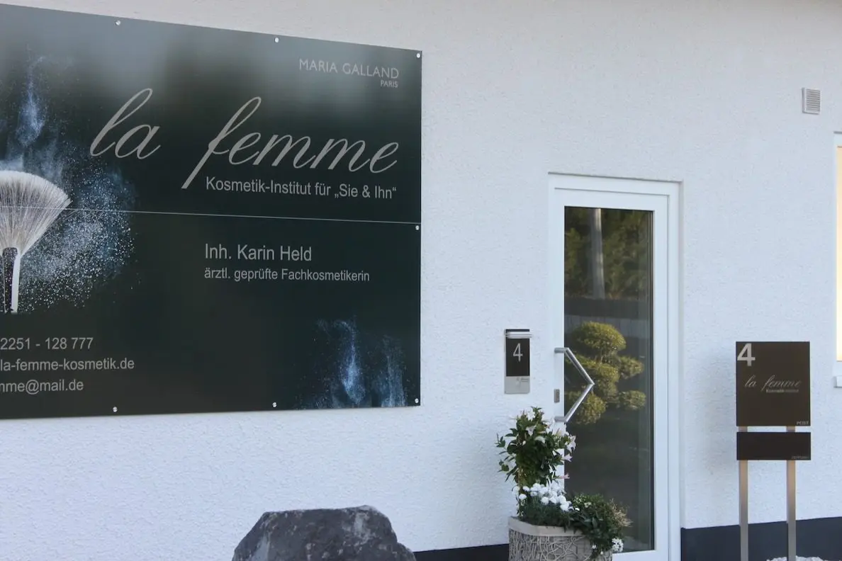 Eingang mit Firmenschild