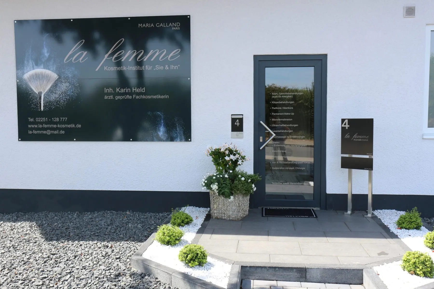Eingangsbereich des Kosmetik-Instituts la femme